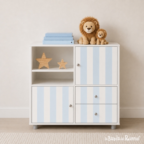 Mobile Ikea Kallax con decorazioni personalizzate sulle ante e sui cassetti righe azzurre panna